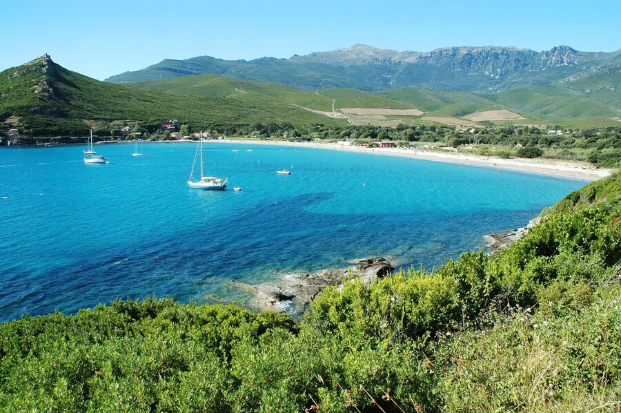 Comment préparer et organiser une randonnée sur le sentier des douaniers du Cap Corse ?