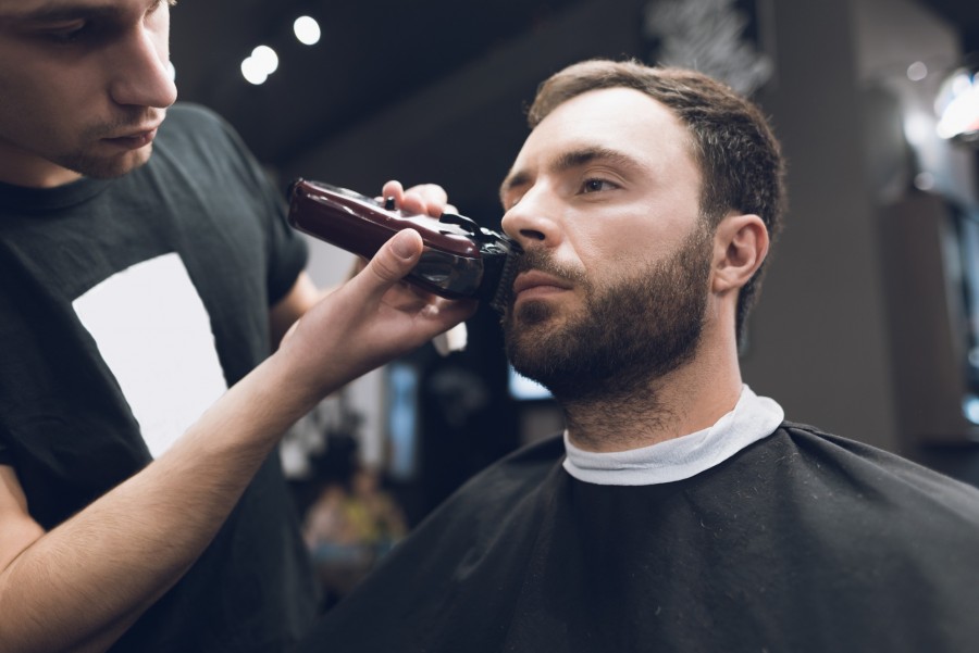 Quelle est la technique incontournable pour tailler sa barbe de manière dégradée ?